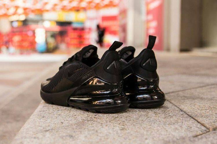 Nike Air Max 270
Triple Black